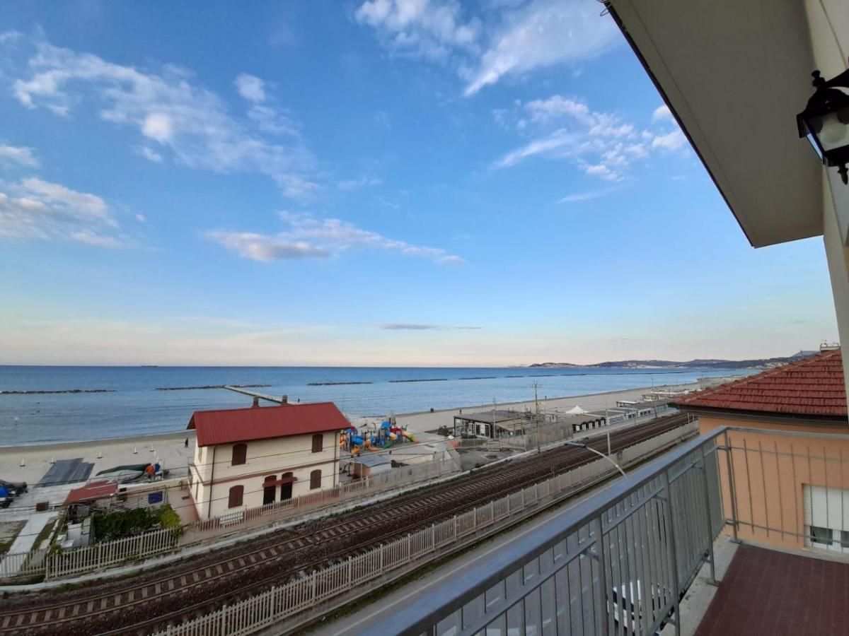Appartamento Fronte Mare Falconara Marittima Eksteriør bilde